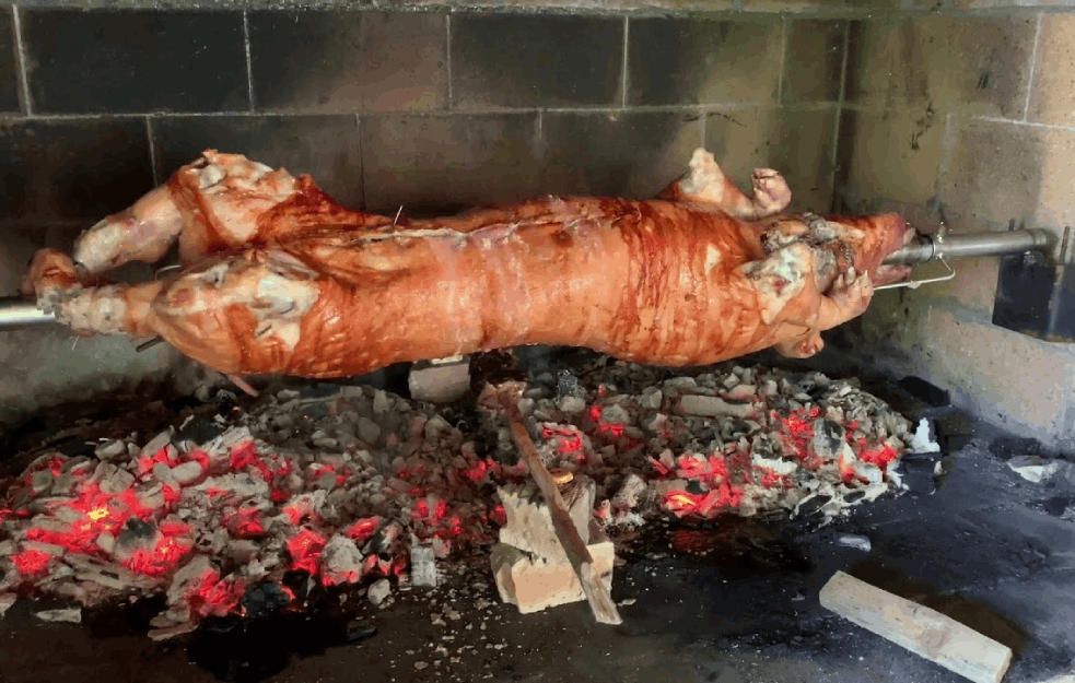 SMEMO LI PO VELIKIM VRUĆINAMA DA JEDEMO PEČENJE: Evo šta kažu lekari! 